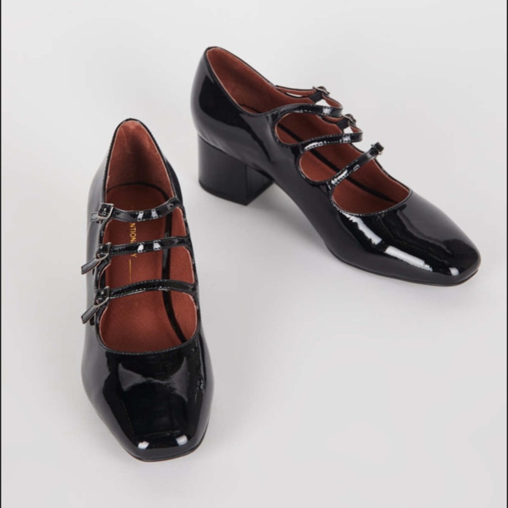 NIB Intentionally ____ (blank) Piano leather triple strap Mary Jane heels size 8